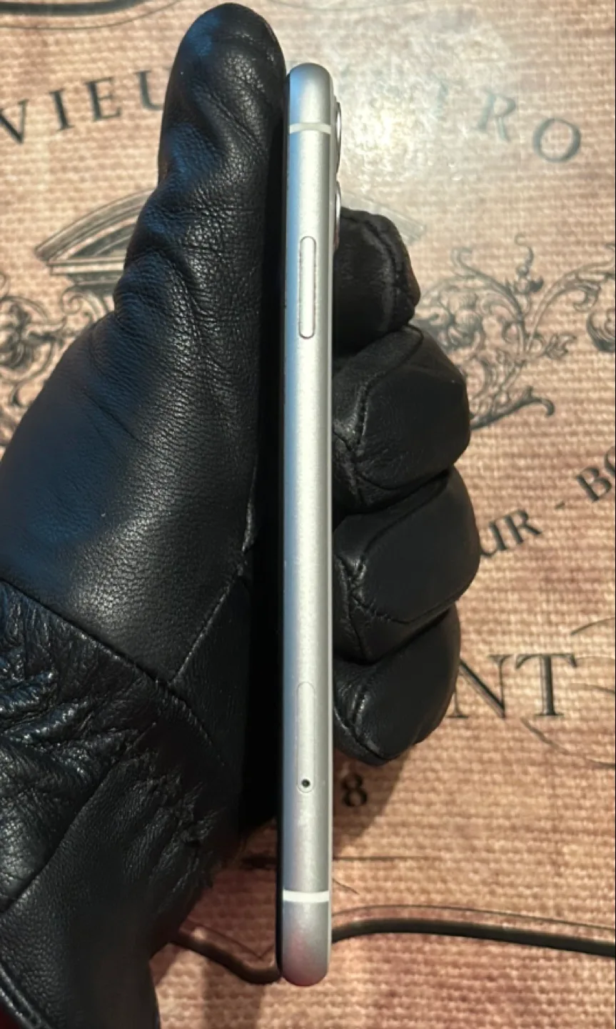 (90%)iPhone 11 64GB-Great Con+Accessories. image indicator(4)