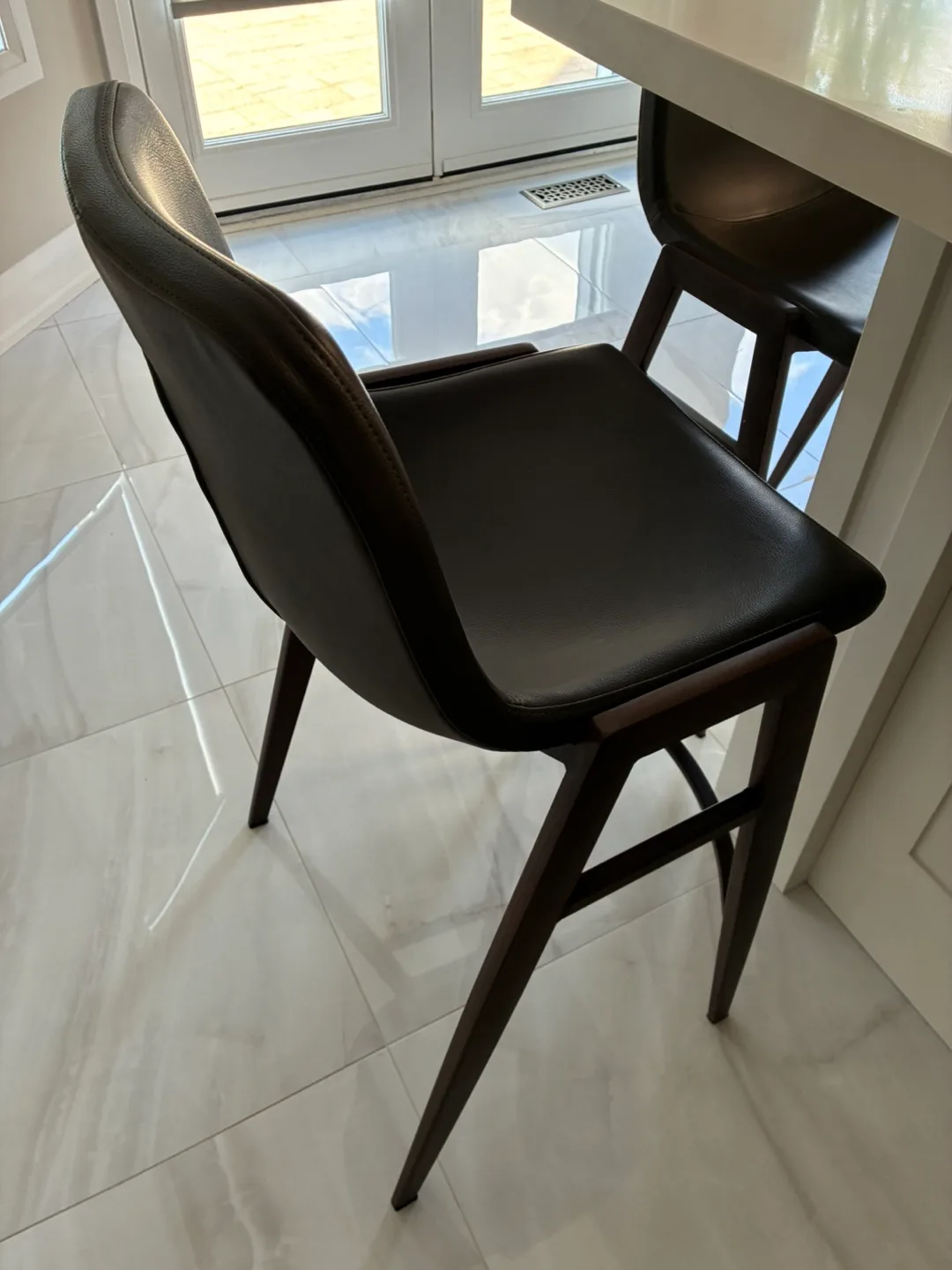 Modern Genuine Leather Bar Stool (2) image indicator(3)