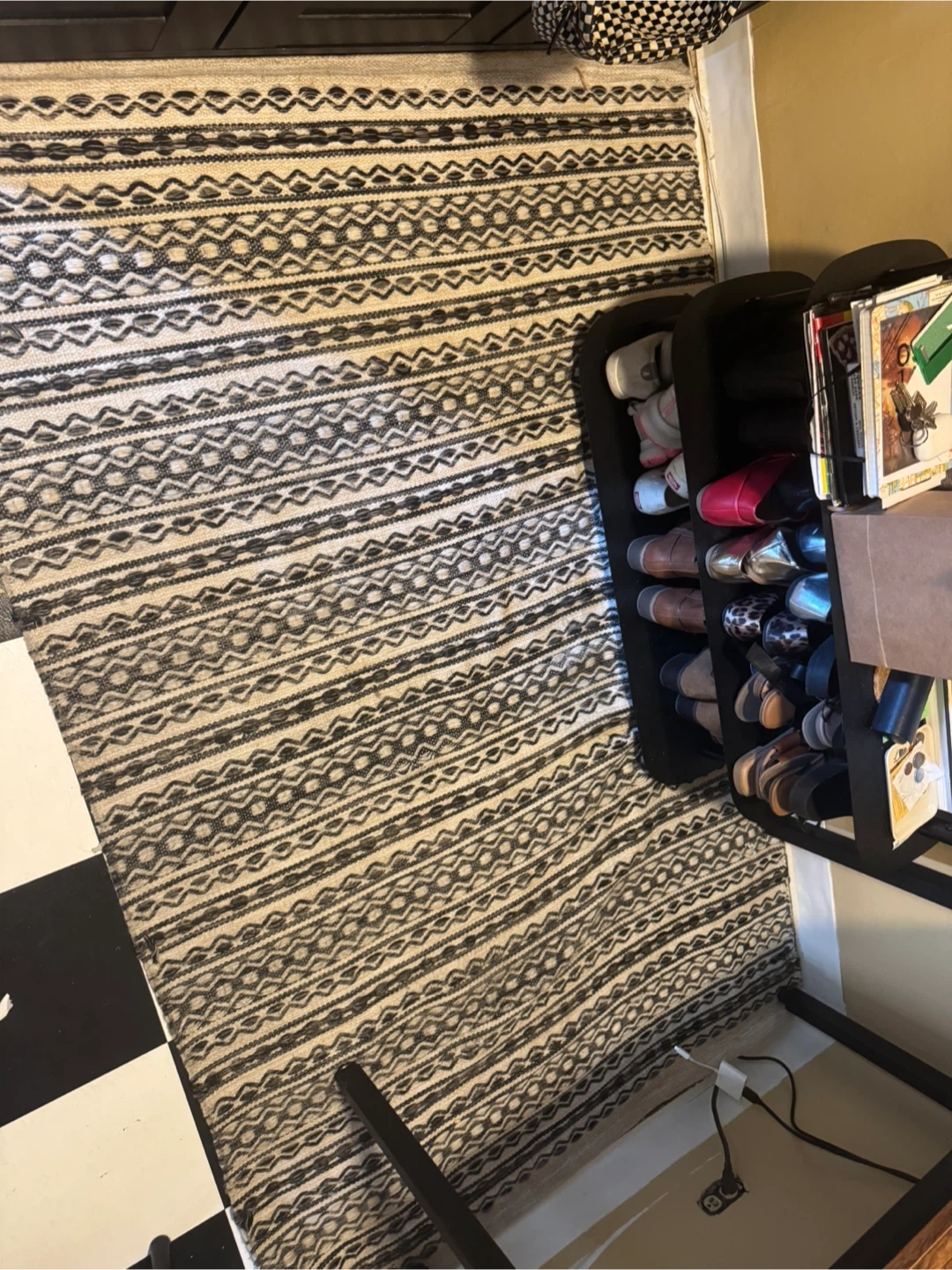 Flat Weave Area Rug: 4’ x 6’
