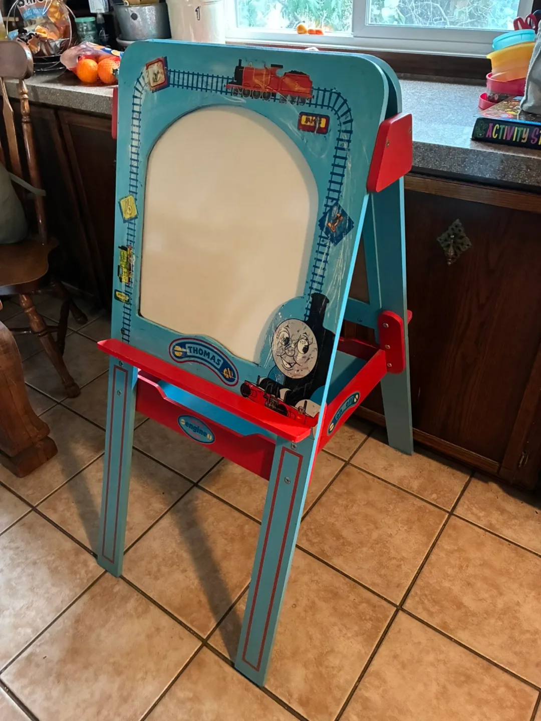 Thomas the Train Kids Easel with Chalk & Markers image indicator(2)