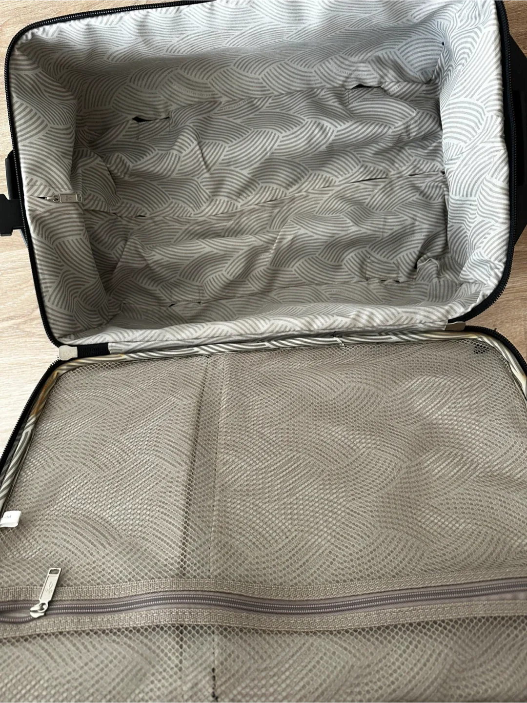 Luggage  | 20” Ricardo Suitcase image indicator(2)