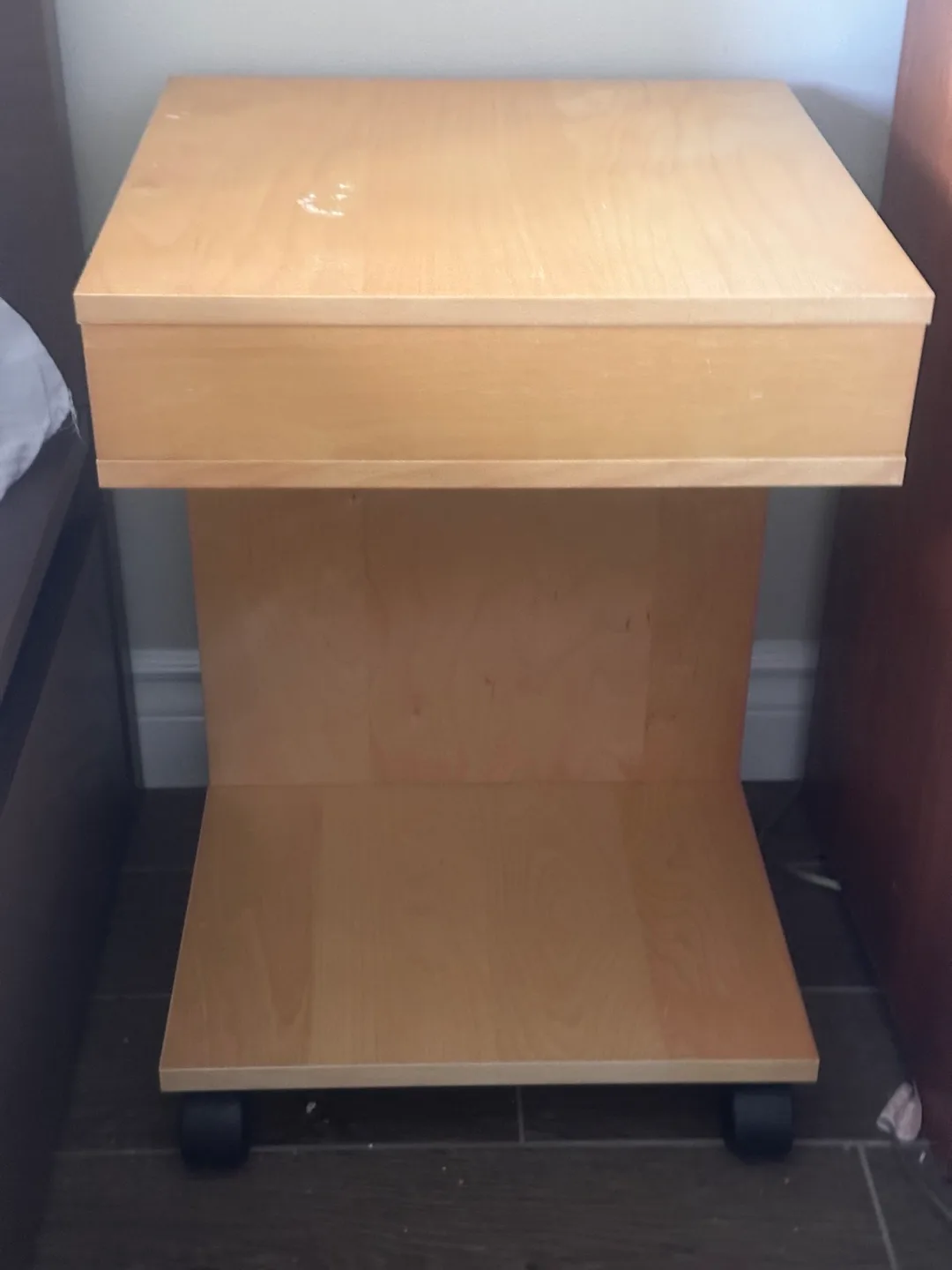 🥕Fashion Wooden side Table on weals image indicator(3)