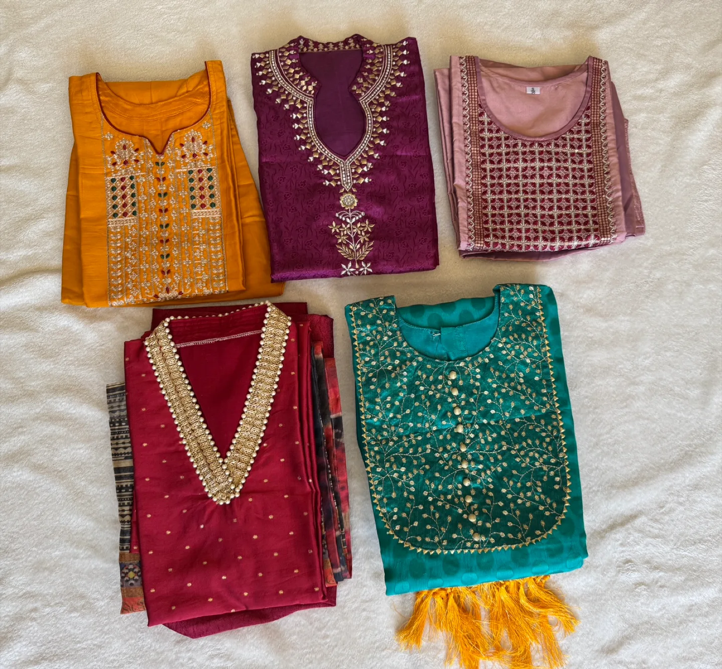 Salwar Kameez - Traditional Indian/Pakistani Outfit thumbnail
