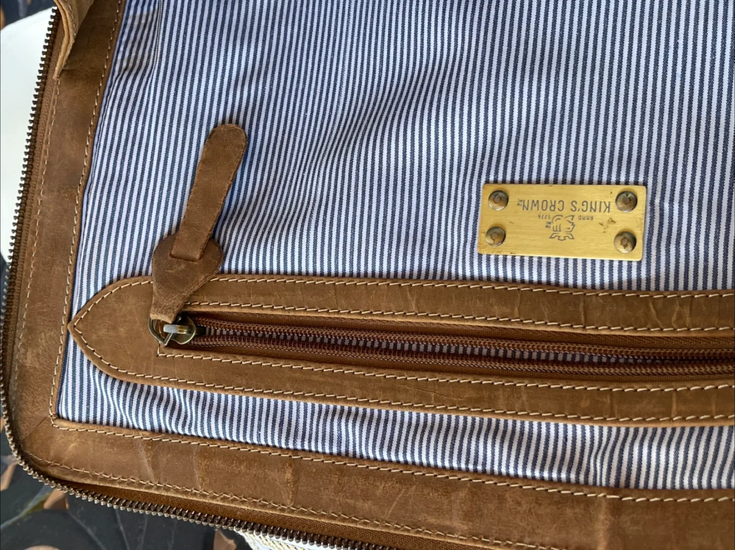 King's Crown Leather Portfolio image indicator(3)