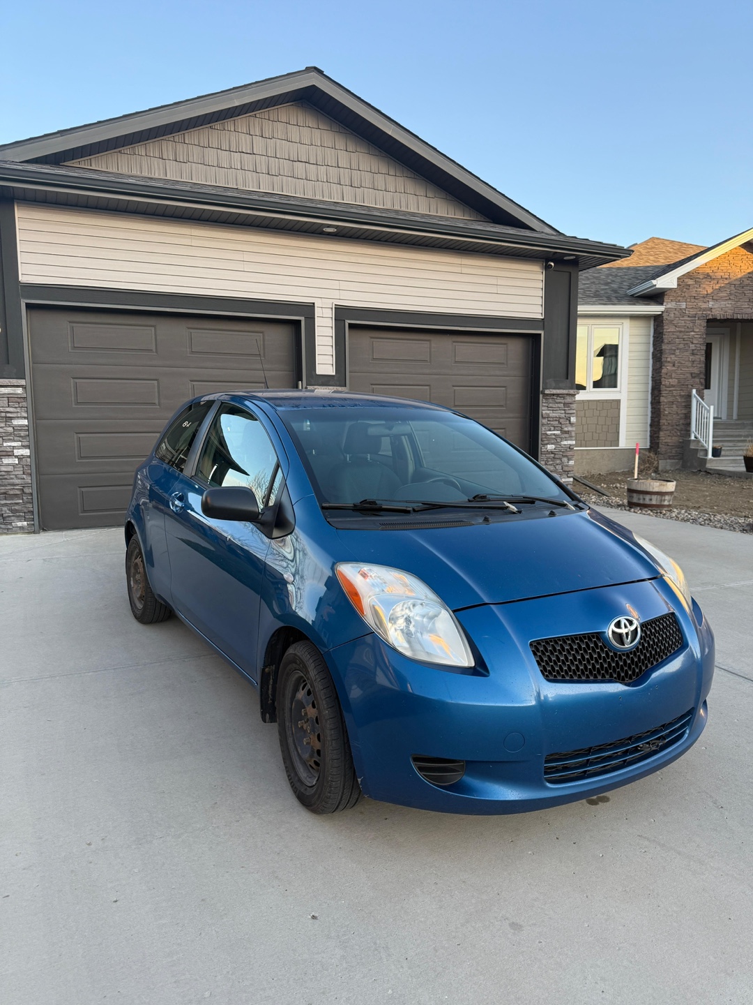 Toyota Yaris - Blue Hatchback - photo 2