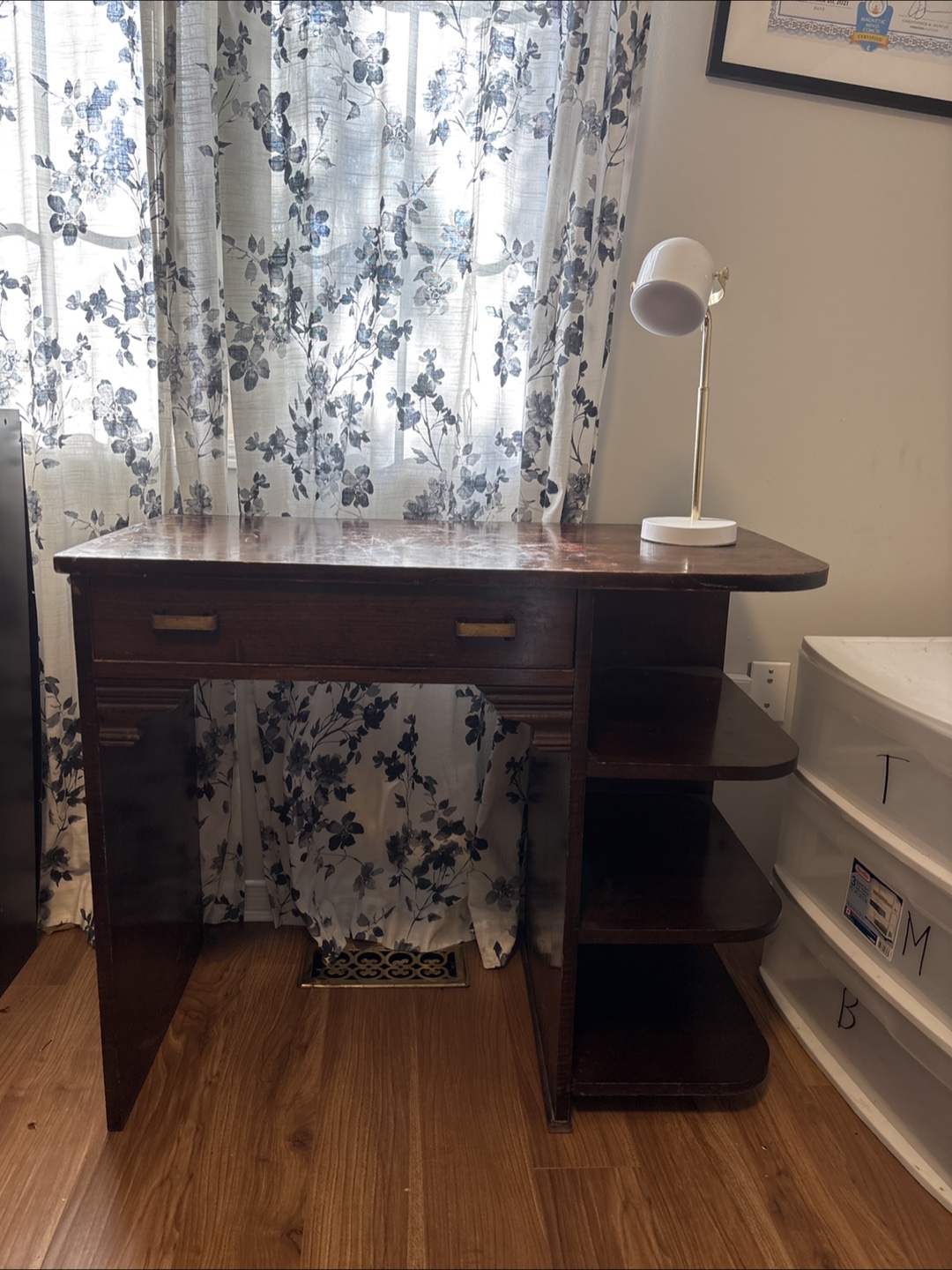 Vintage wooden desk with study lamp - photo 2