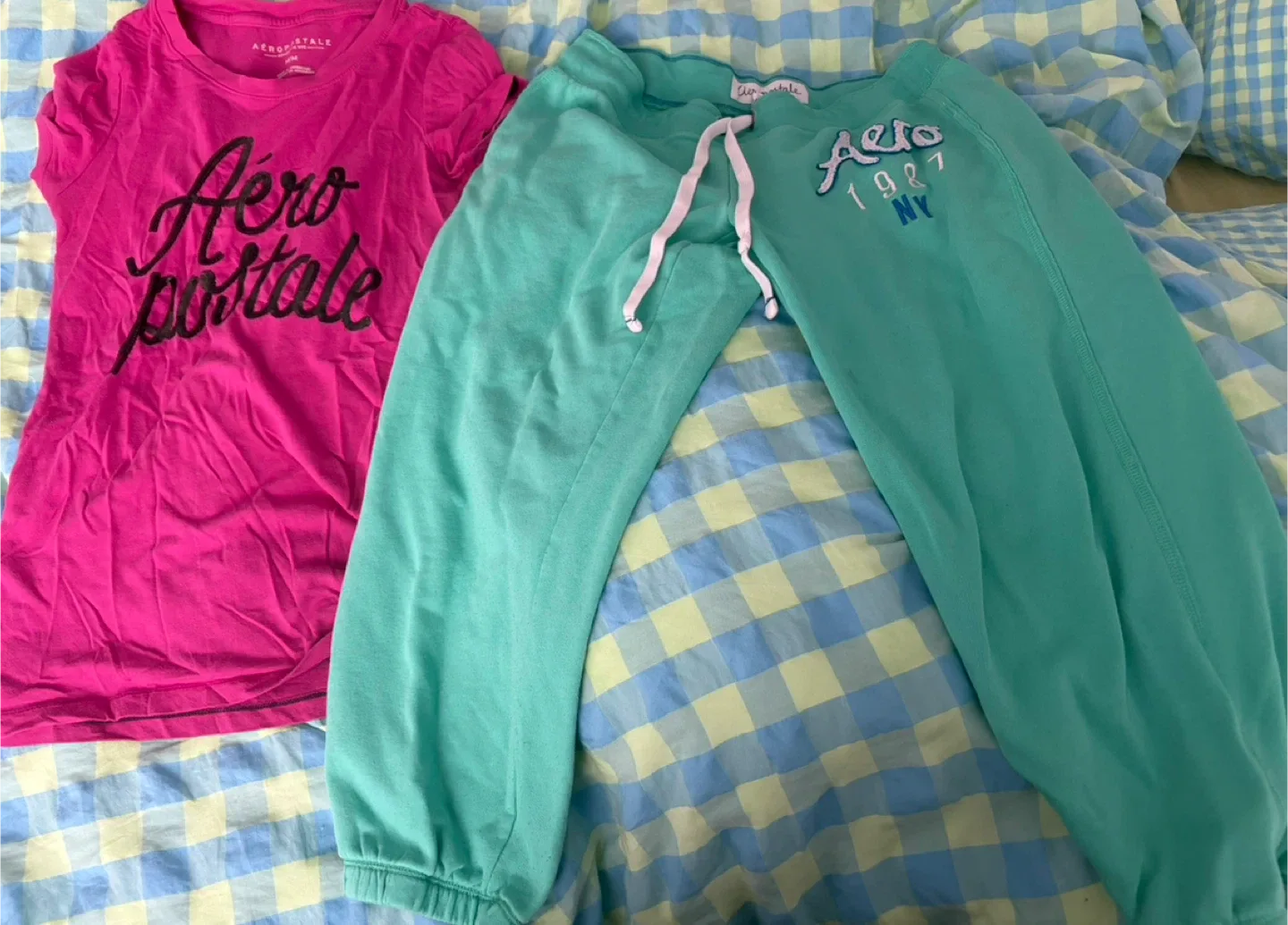 Aeropostale t-shirt and sweat pants (Medium)(Together for $4) thumbnail