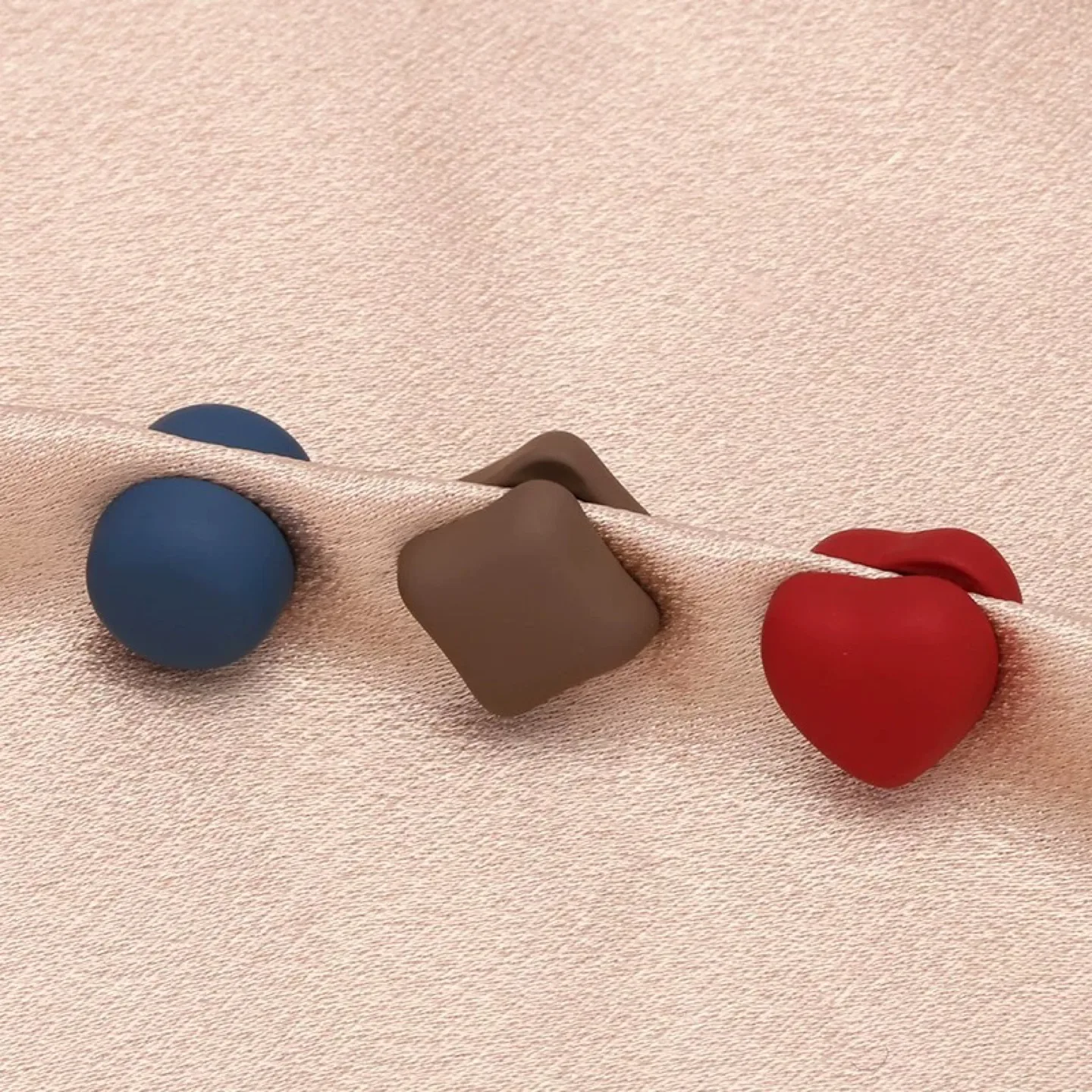 Magnetic Pant Hem Shortening Clips image indicator(5)