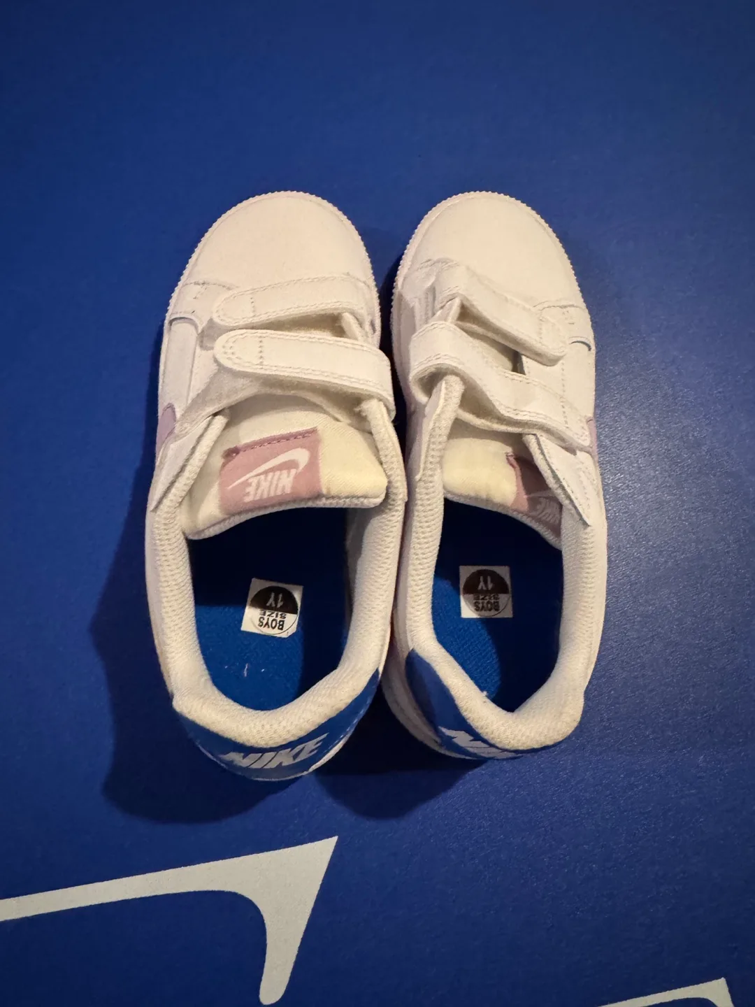 Nike Boys' Size 1Y White Sneakers thumbnail