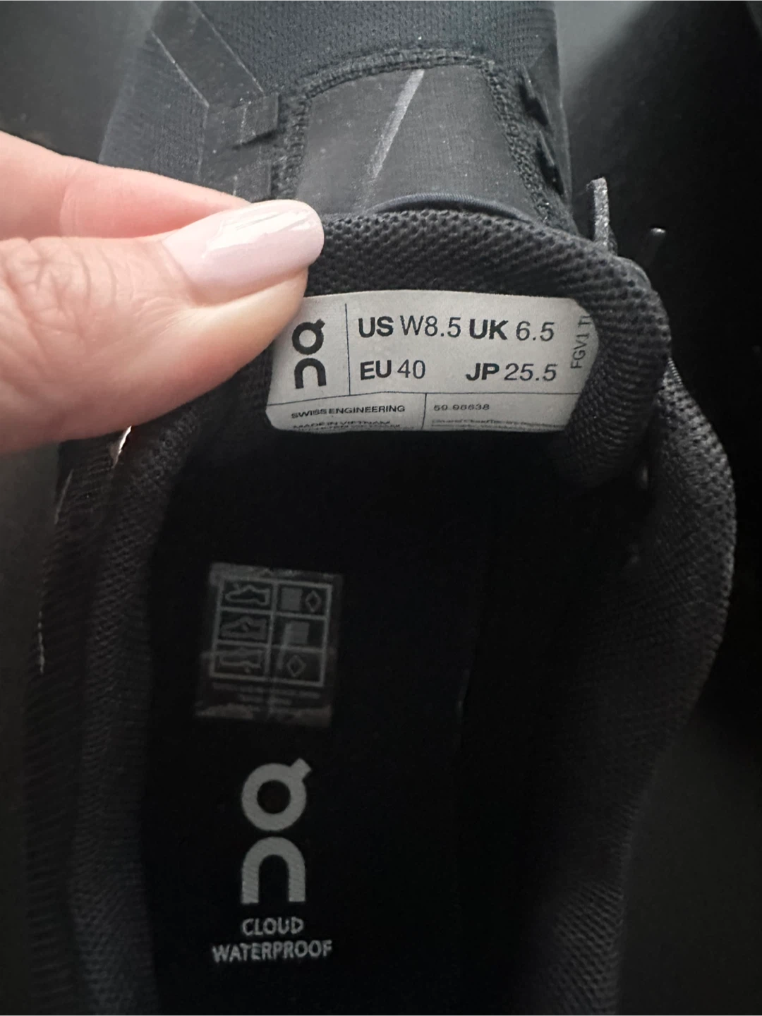 On Cloud Waterproof Black Running Shoes - US 8.5 - photo 3