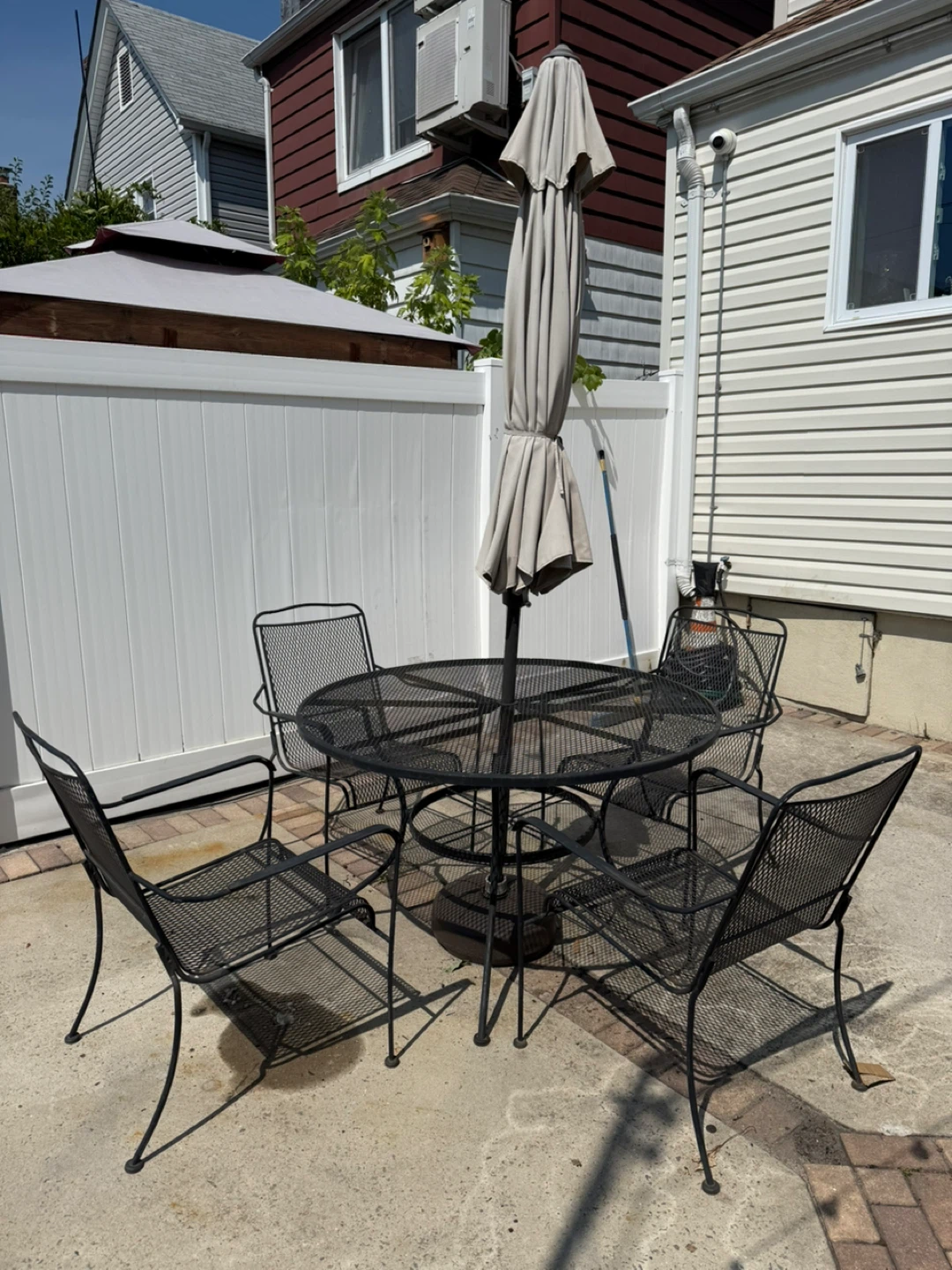 Round table iron