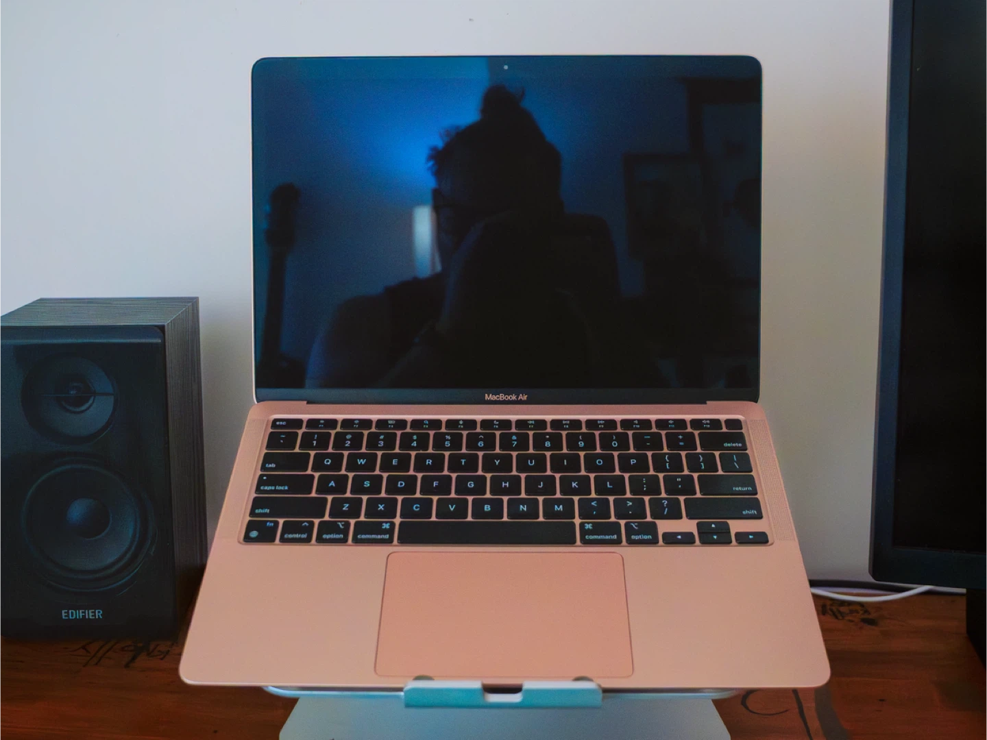 MacBook Air: M1 (8-Core), 16GB RAM, 1TB SSD (Rose Gold / Pink)