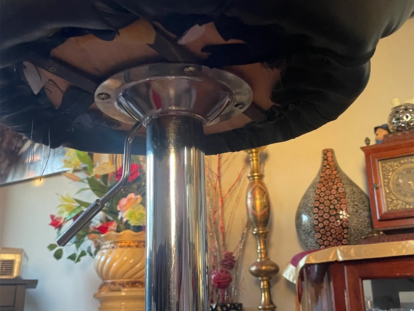 Black Swivel Bar Stool image indicator(3)