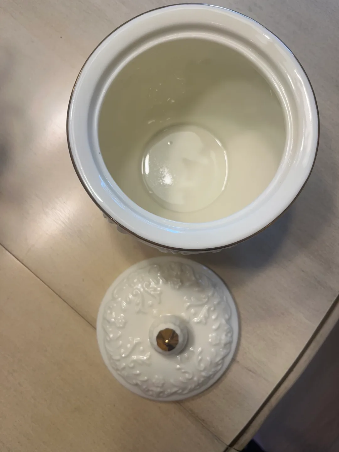 Lidded dish with gold trim detail image indicator(4)