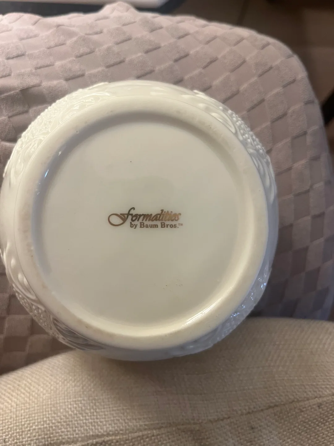 Lidded dish with gold trim detail image indicator(5)