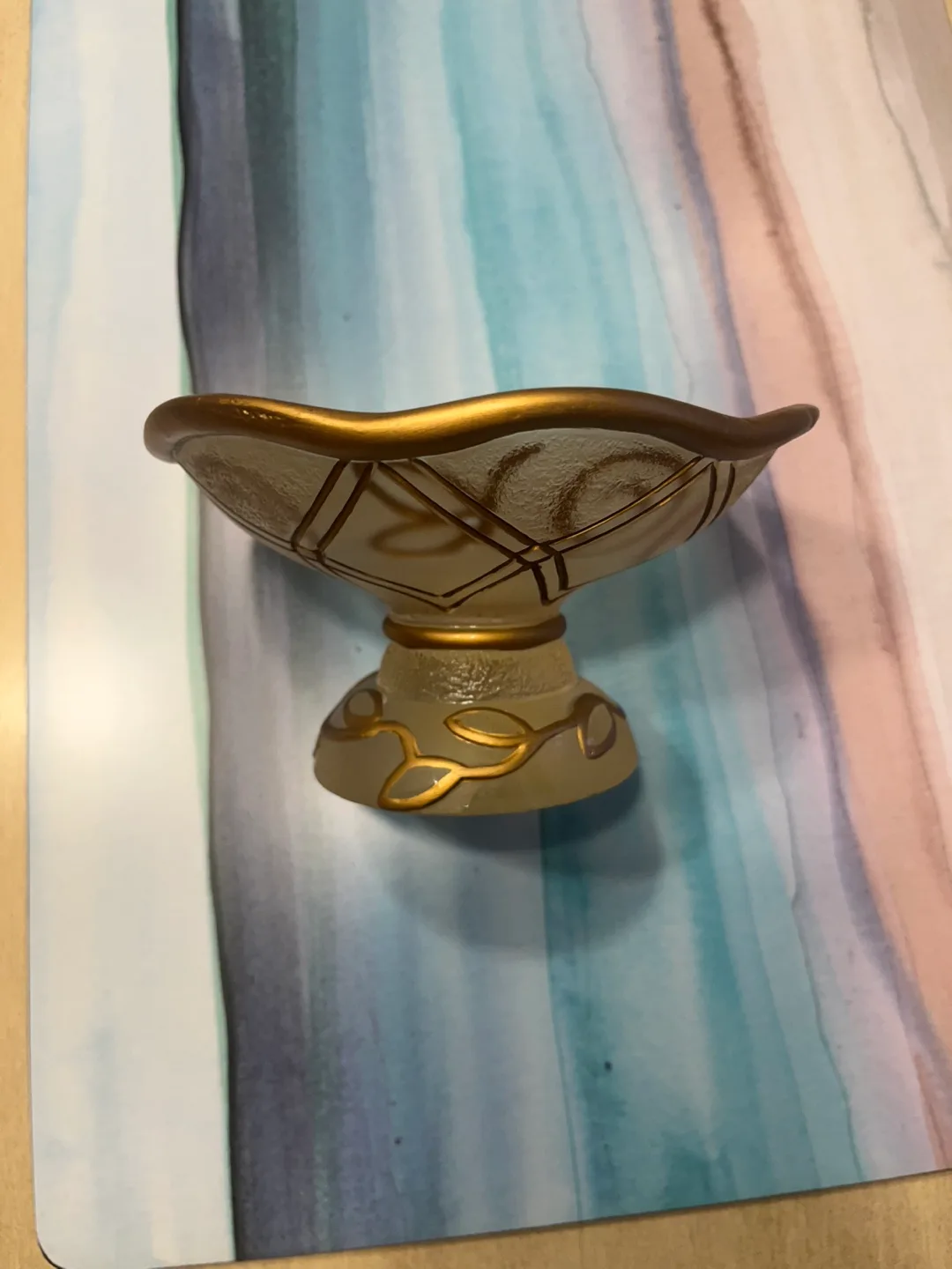 Wamsutta “Monique” pedestal soap dish image indicator(3)