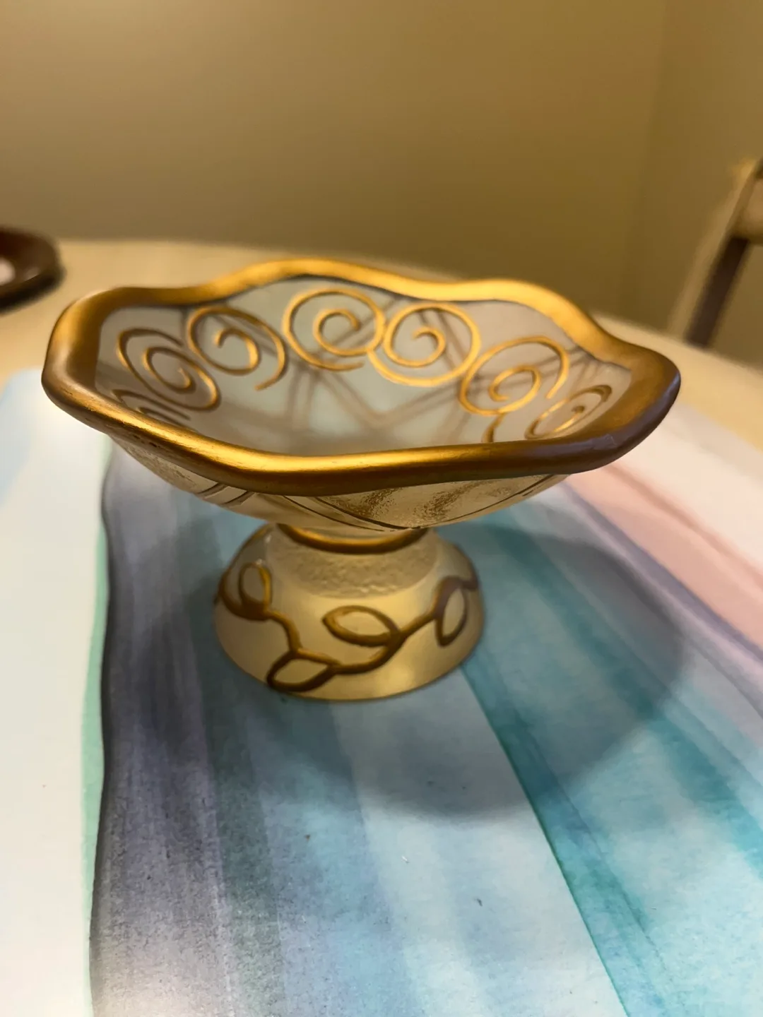 Wamsutta “Monique” pedestal soap dish image indicator(5)