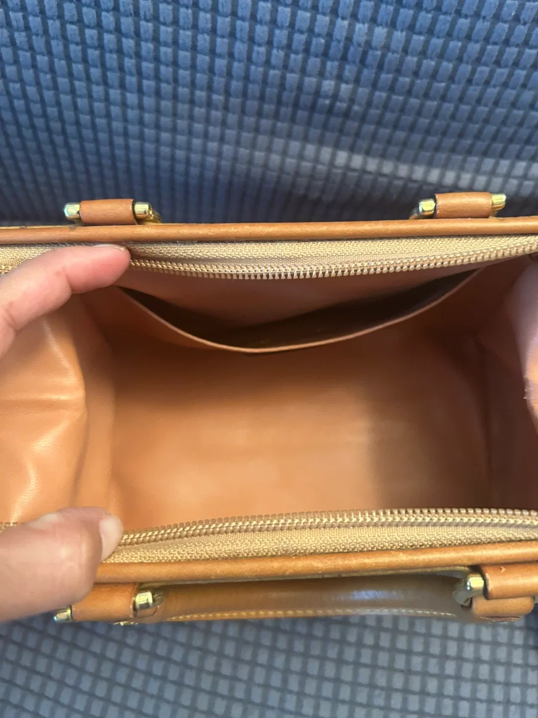 Alviero Martini 1A Classe Handbag image indicator(2)