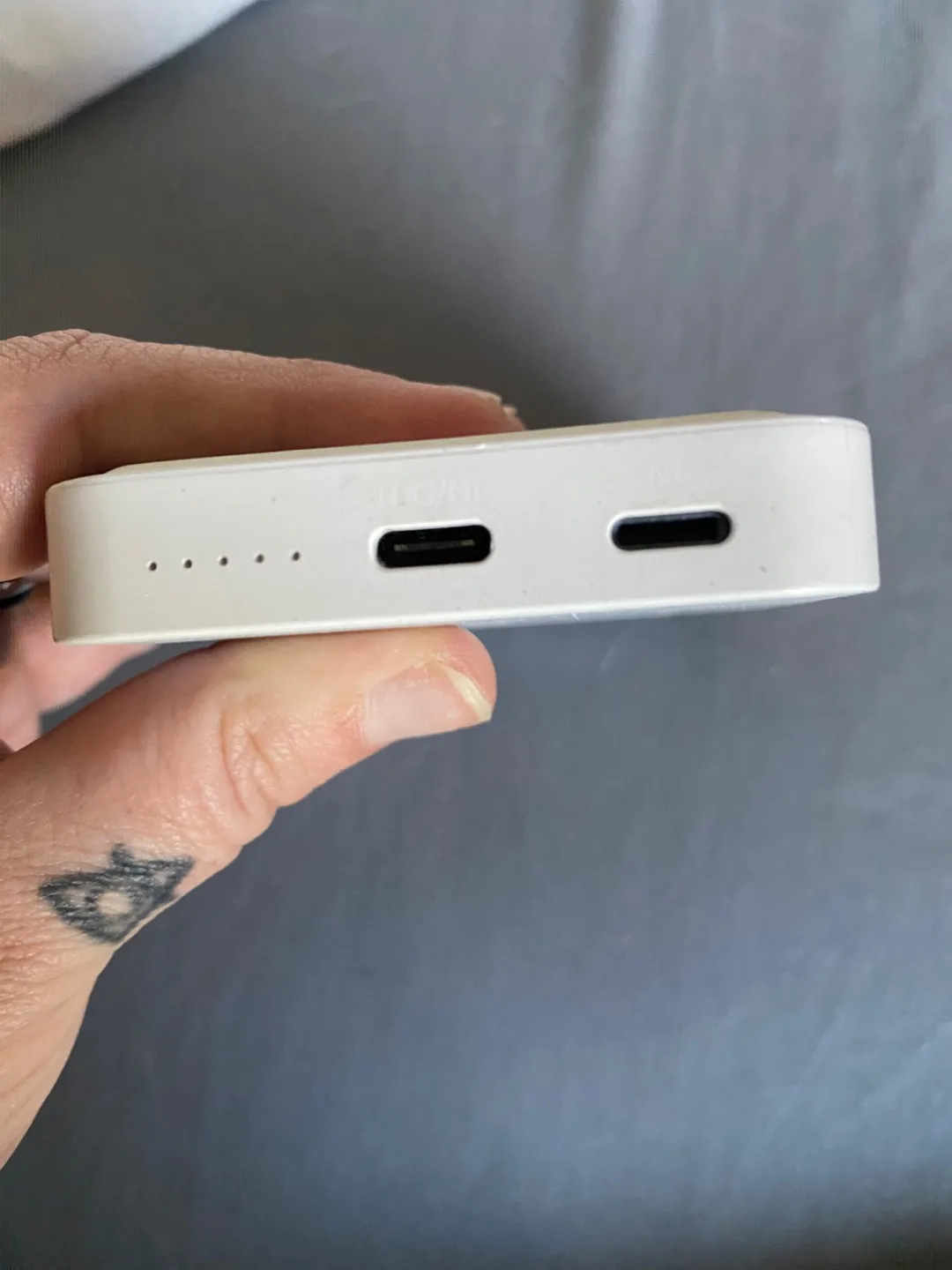 White Portable Wireless Charger 5000mAh image indicator(4)