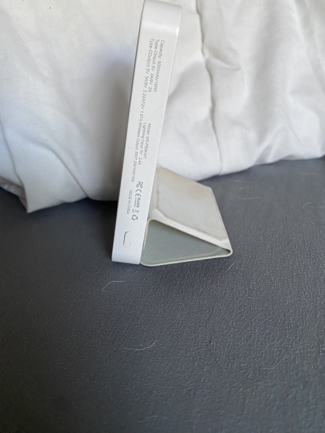 White Portable Wireless Charger 5000mAh - photo 2