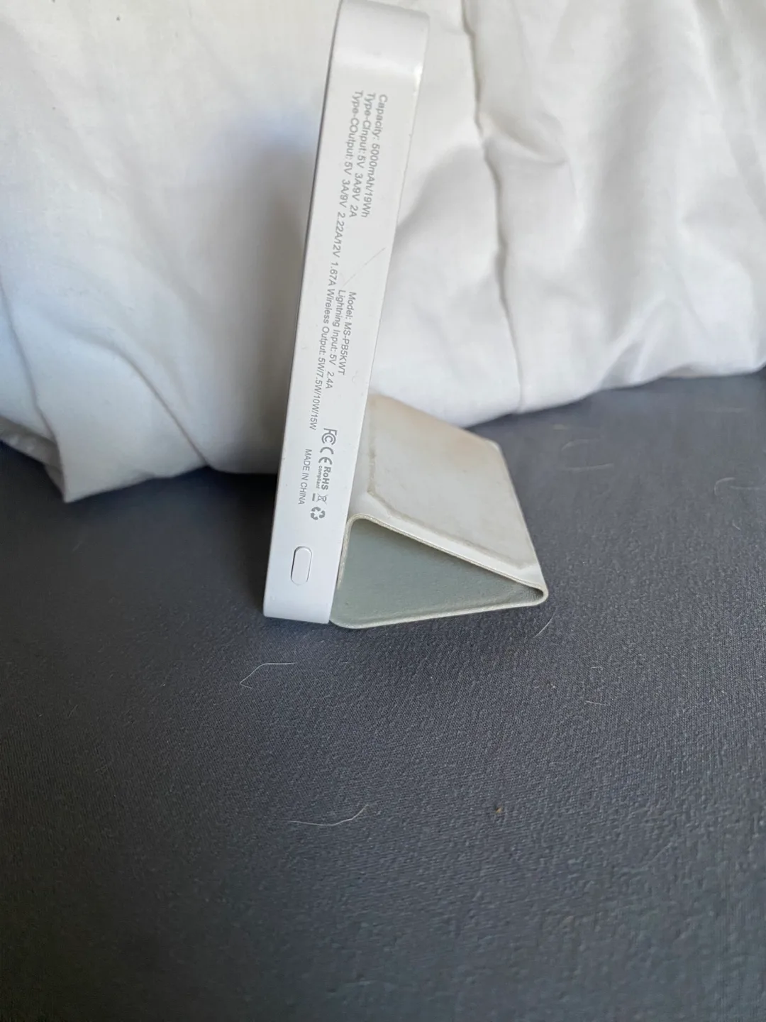 White Portable Wireless Charger 5000mAh image indicator(2)