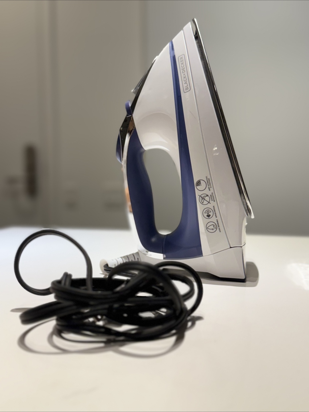 Black+Decker Steam Iron - White and Blue - photo 2