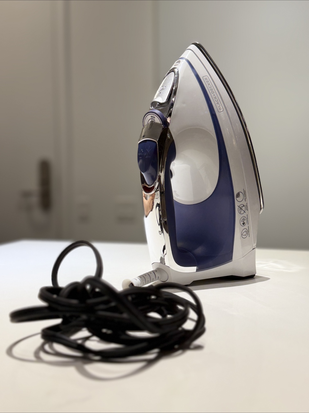 Black+Decker Steam Iron - White and Blue - photo 3