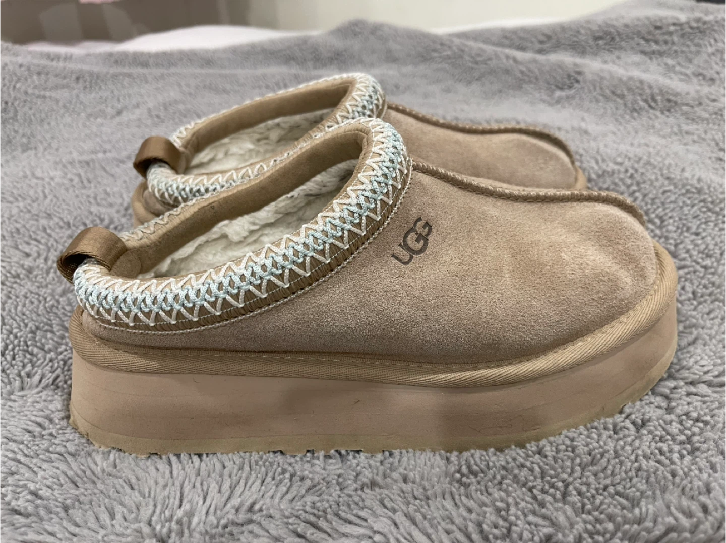 UGG girls Size 6 Suede Slippers - photo 2