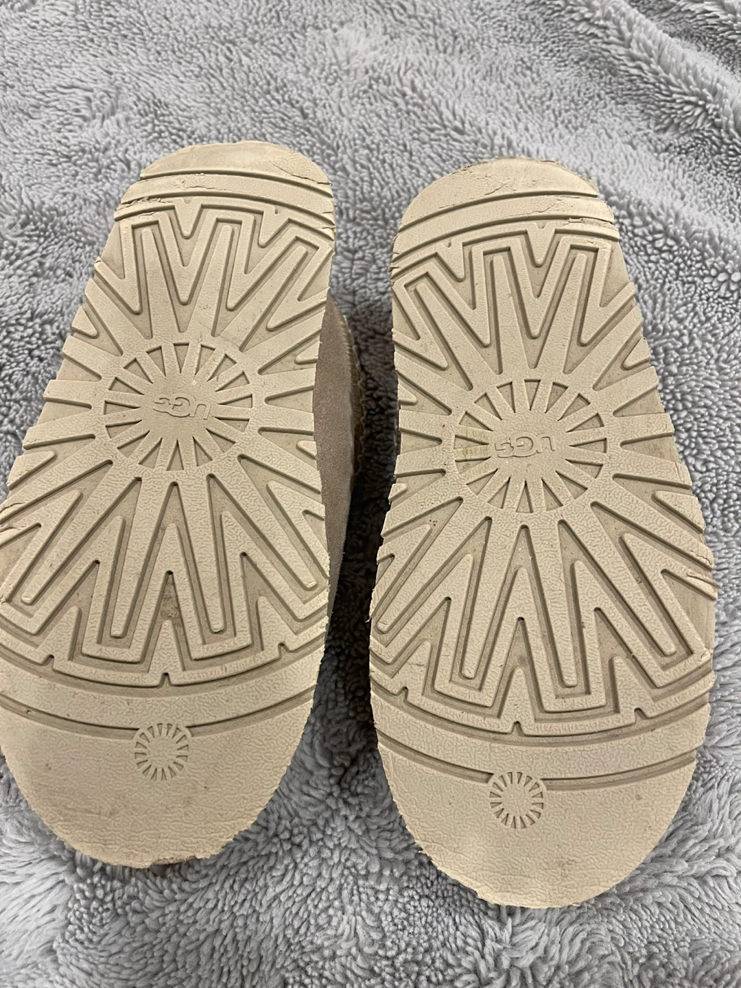 UGG girls Size 6 Suede Slippers - photo 4
