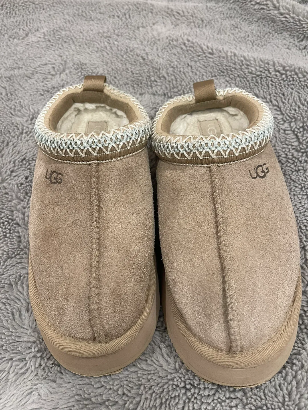 UGG girls Size 6 Suede Slippers thumbnail