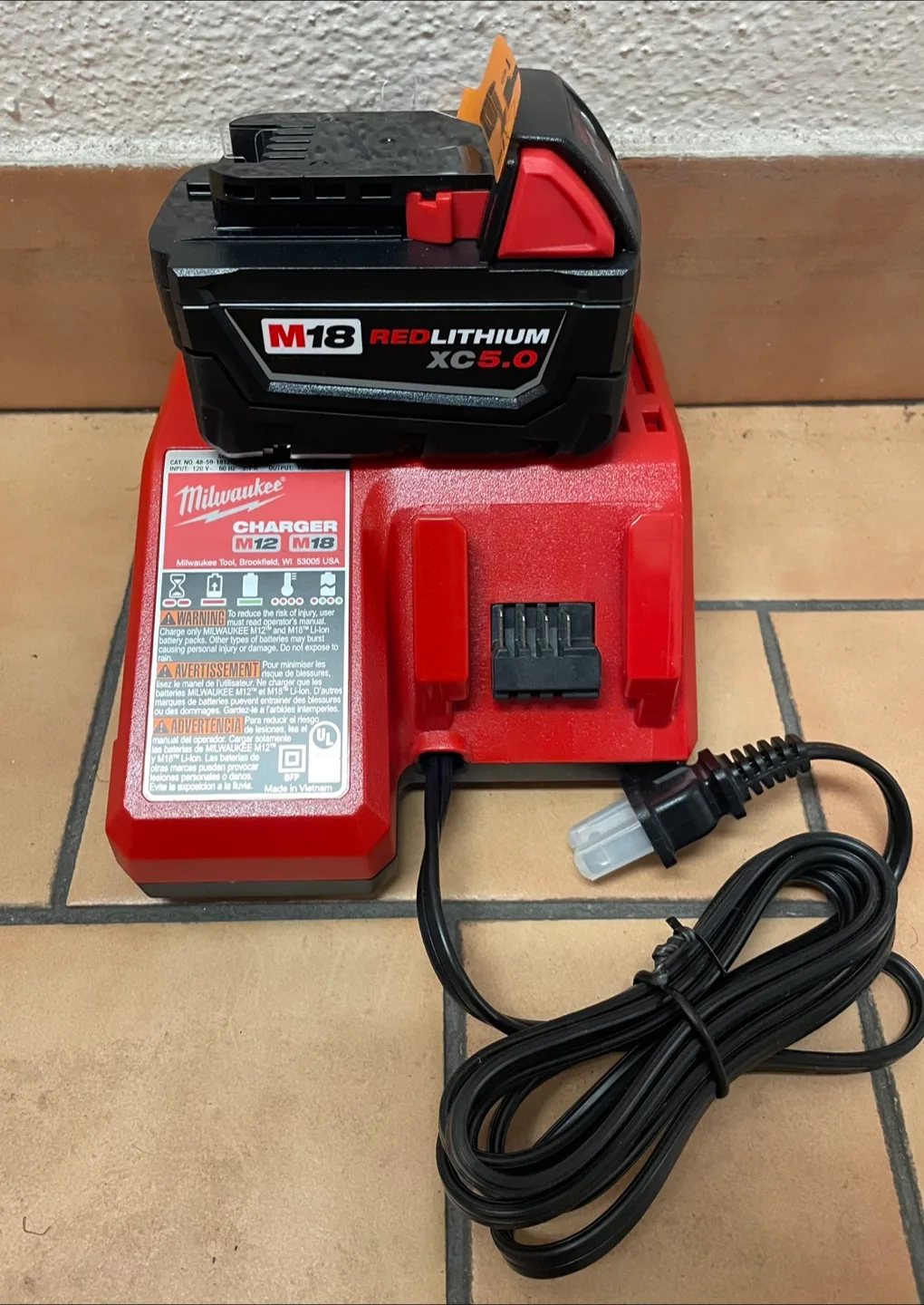 Milwaukee M18 Charger & 5.0 Battery image indicator(2)