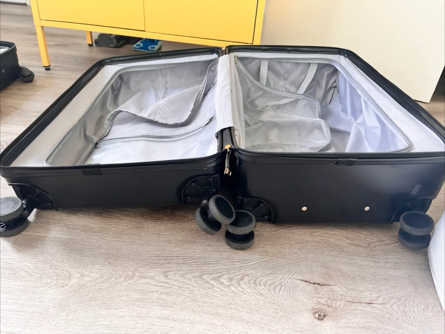 Black Suitcase (15x12x25 in) image indicator(6)