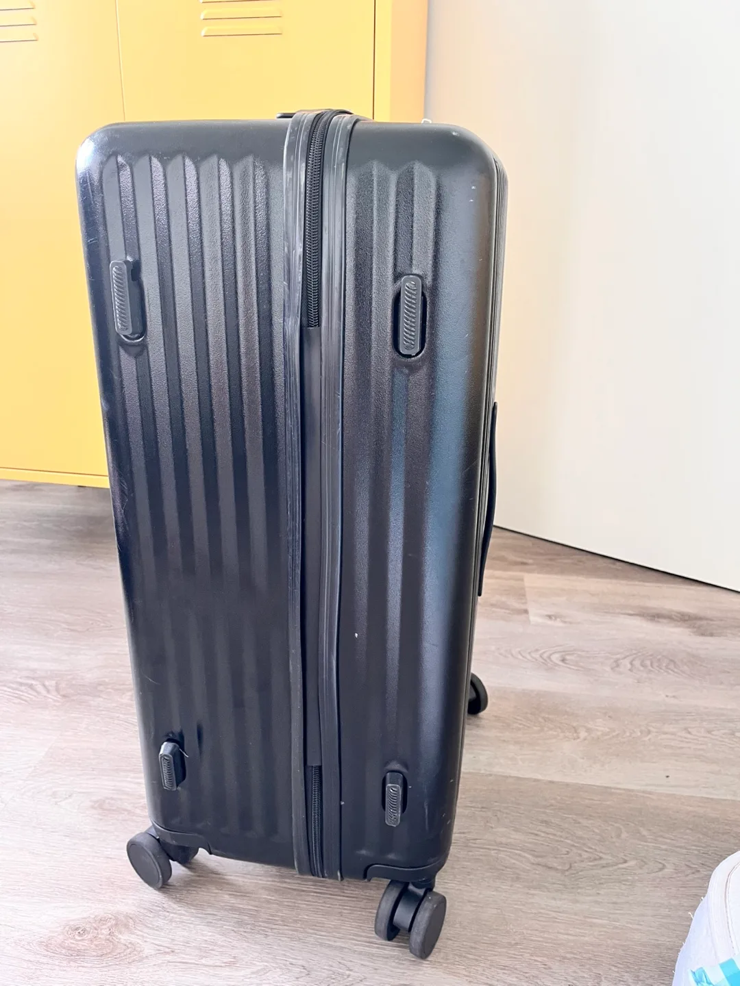 Black Suitcase (15x12x25 in) image indicator(2)