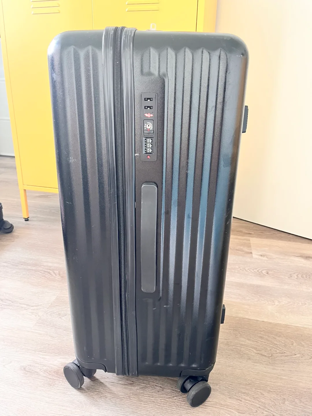 Black Suitcase (15x12x25 in) image indicator(4)