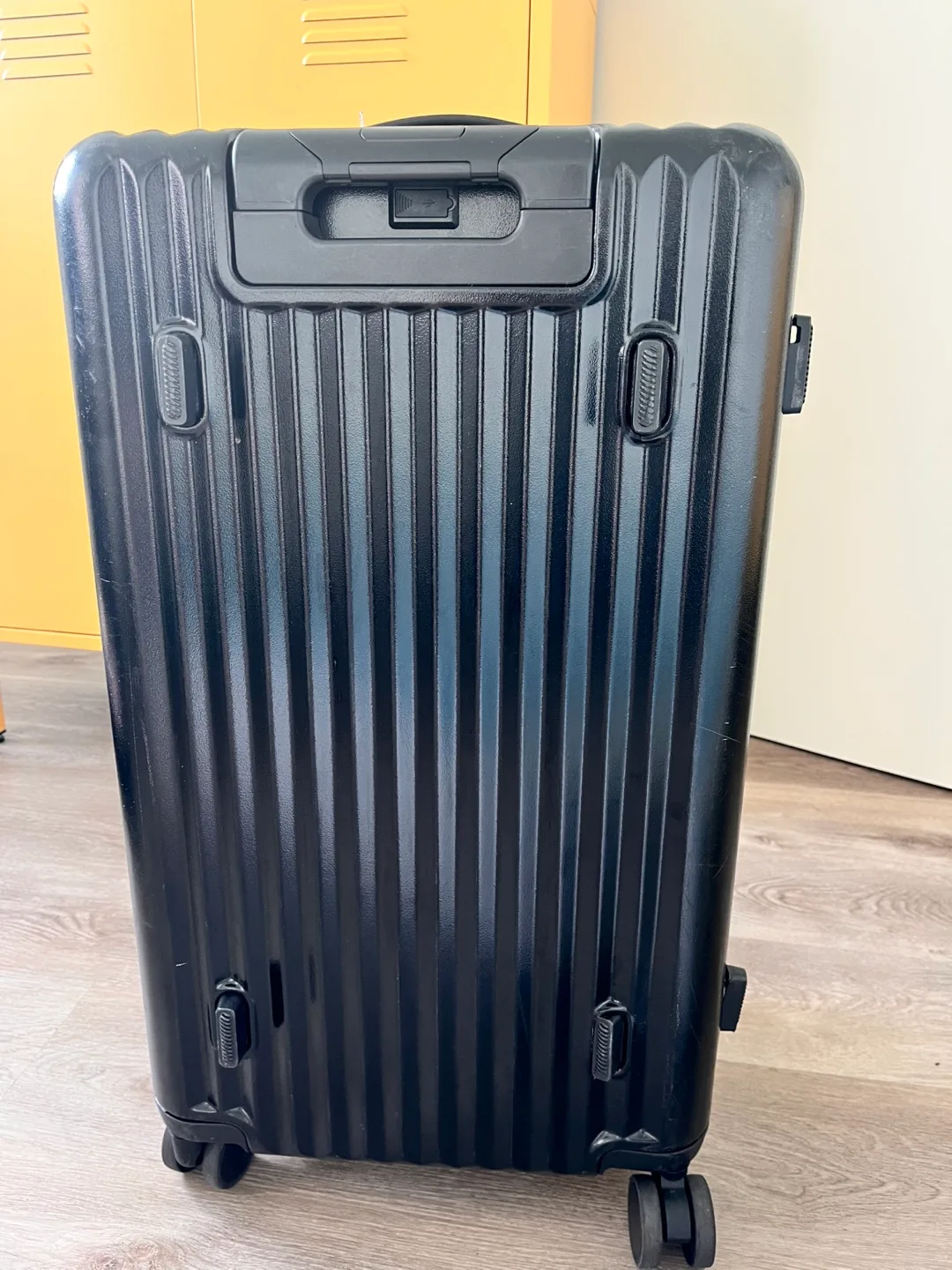 Black Suitcase (15x12x25 in) image indicator(3)