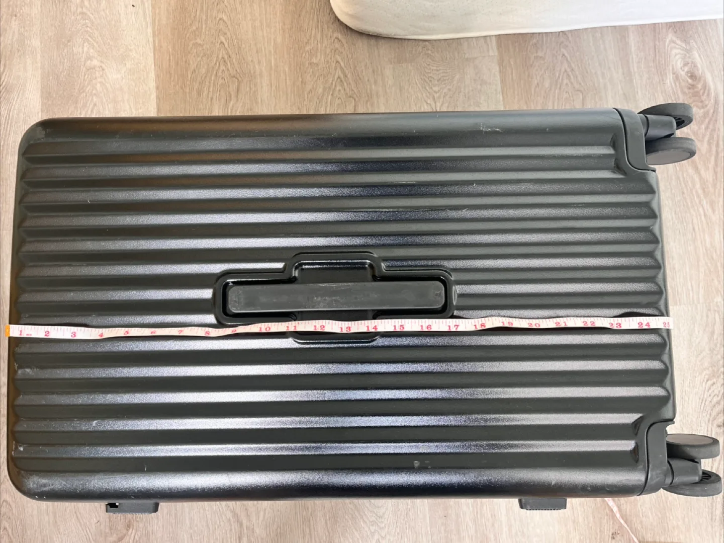 Black Suitcase (15x12x25 in) image indicator(9)