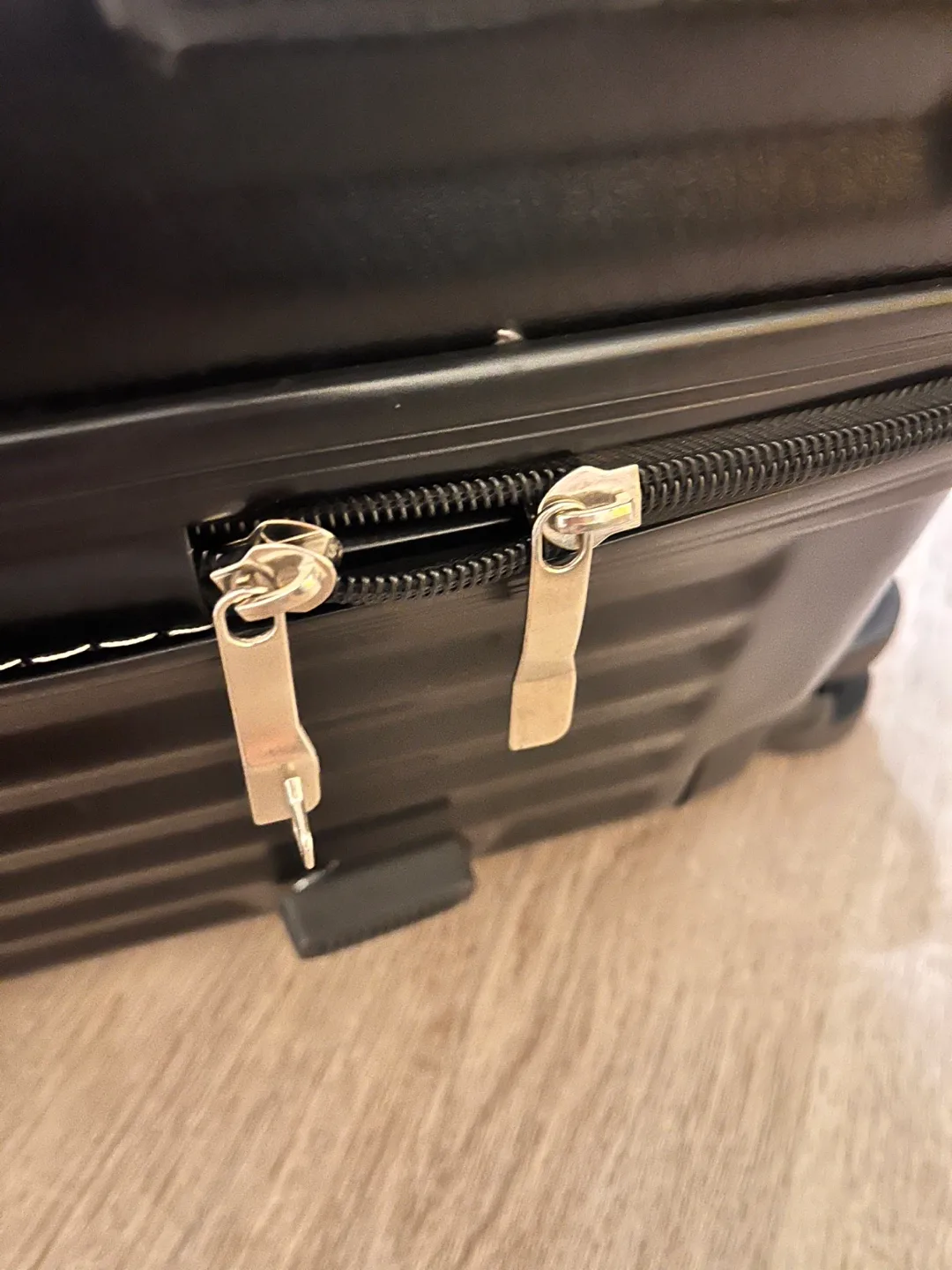 Black Suitcase (15x12x25 in) image indicator(10)