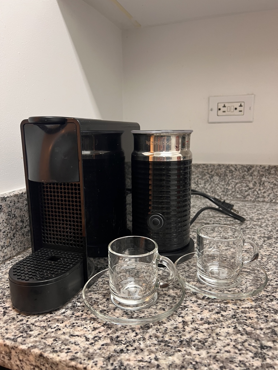 Nespresso machine w/ milk frother, 2 espresso glasses, descaler - photo 2
