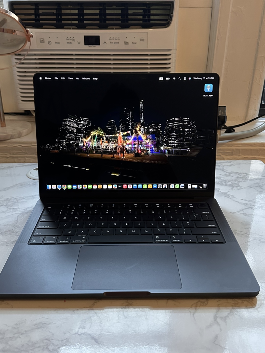 MacBook Pro 14” M4 (16/512) + AppleCare till 2027 — $1400