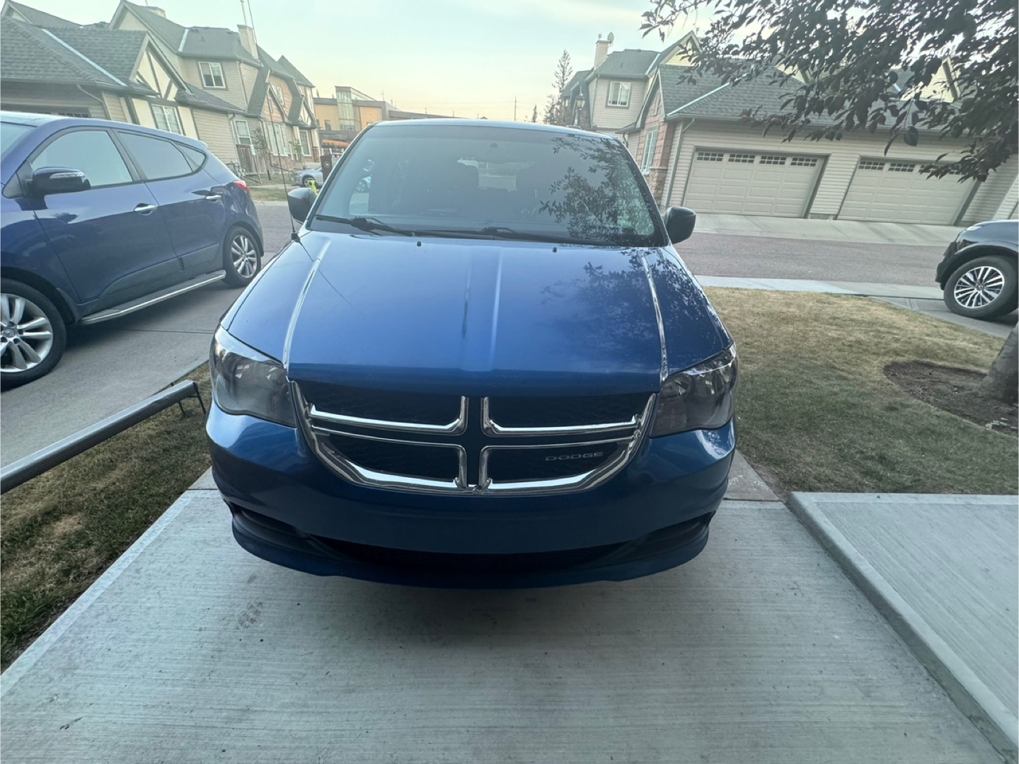 Dodge Grand Caravan - Blue Minivan - photo 3