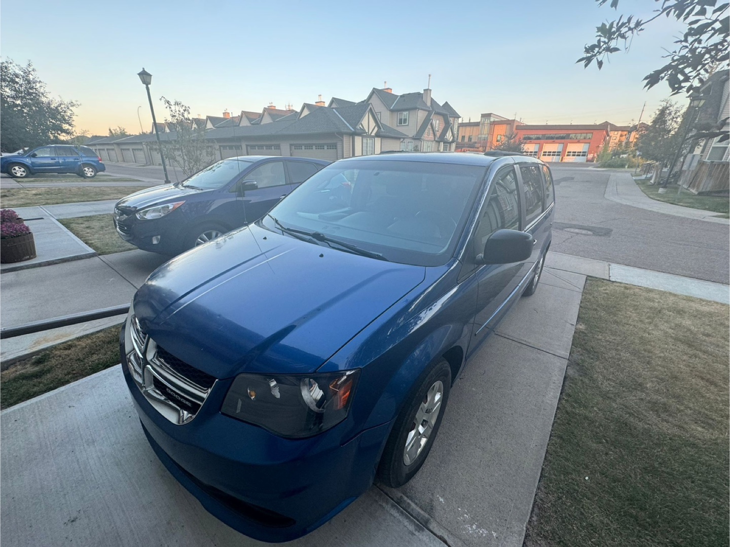 Dodge Grand Caravan - Blue Minivan - photo 2