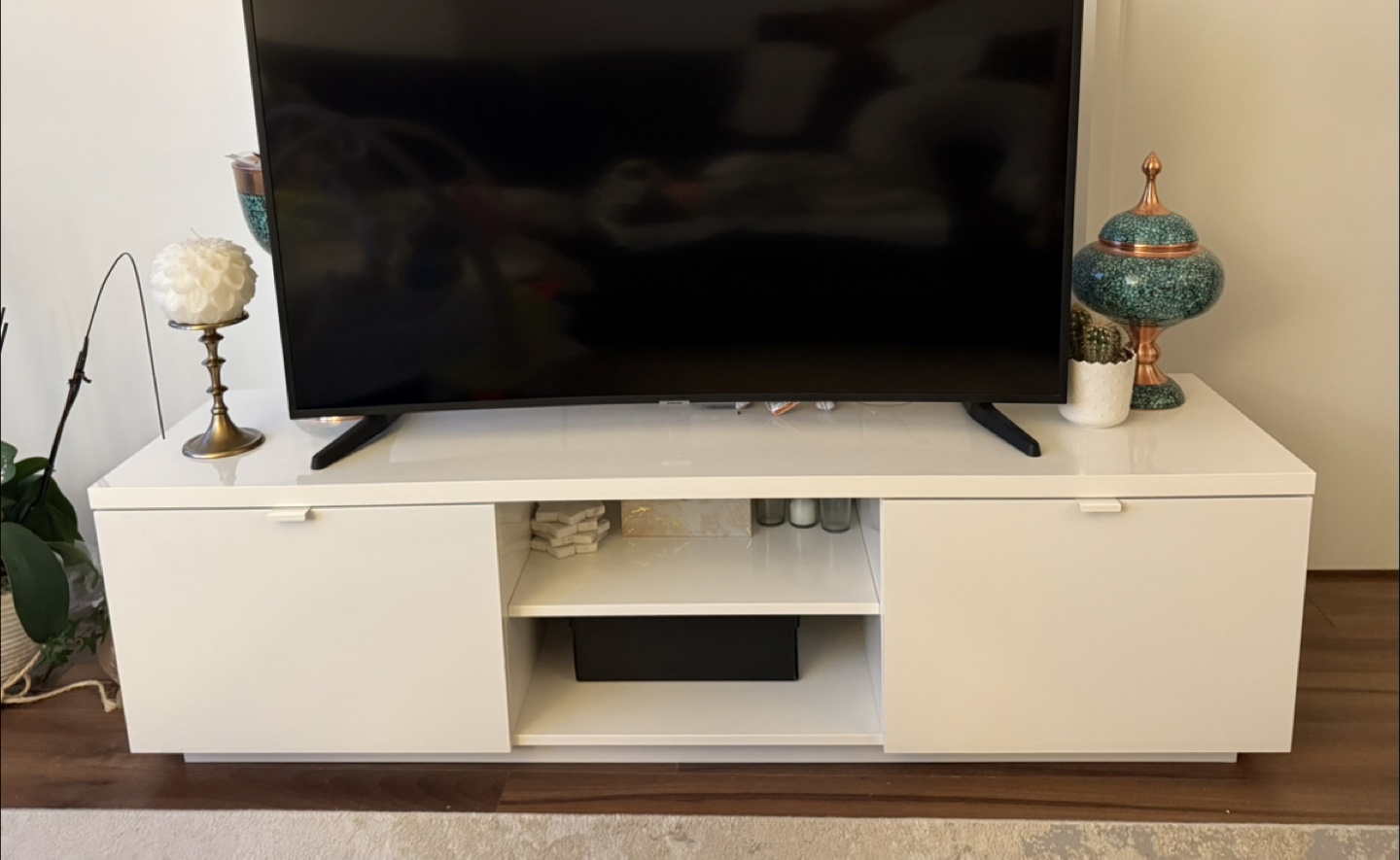📦 Moving Sale – IKEA BYÅS TV Bench, High Gloss White (Like New)