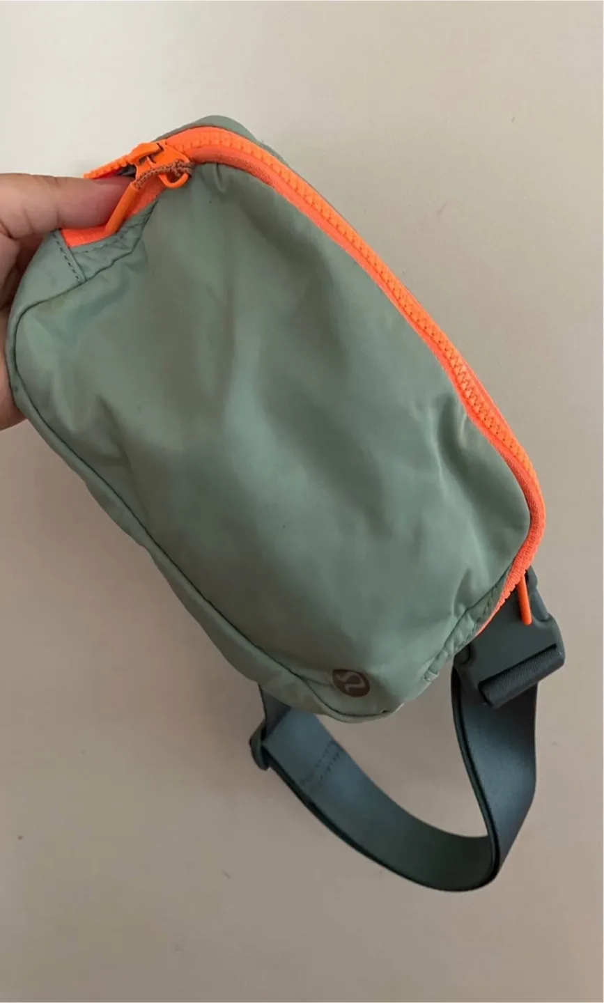 Lululemon Everywhere Belt Bag 1L thumbnail