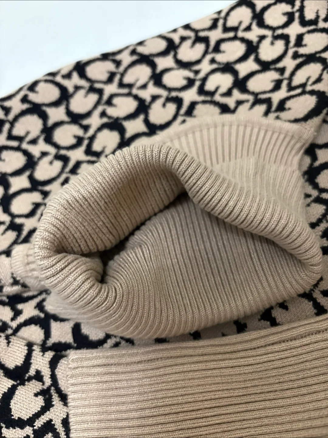 Guess Los Angeles Turtleneck Sweater - Size S image indicator(4)