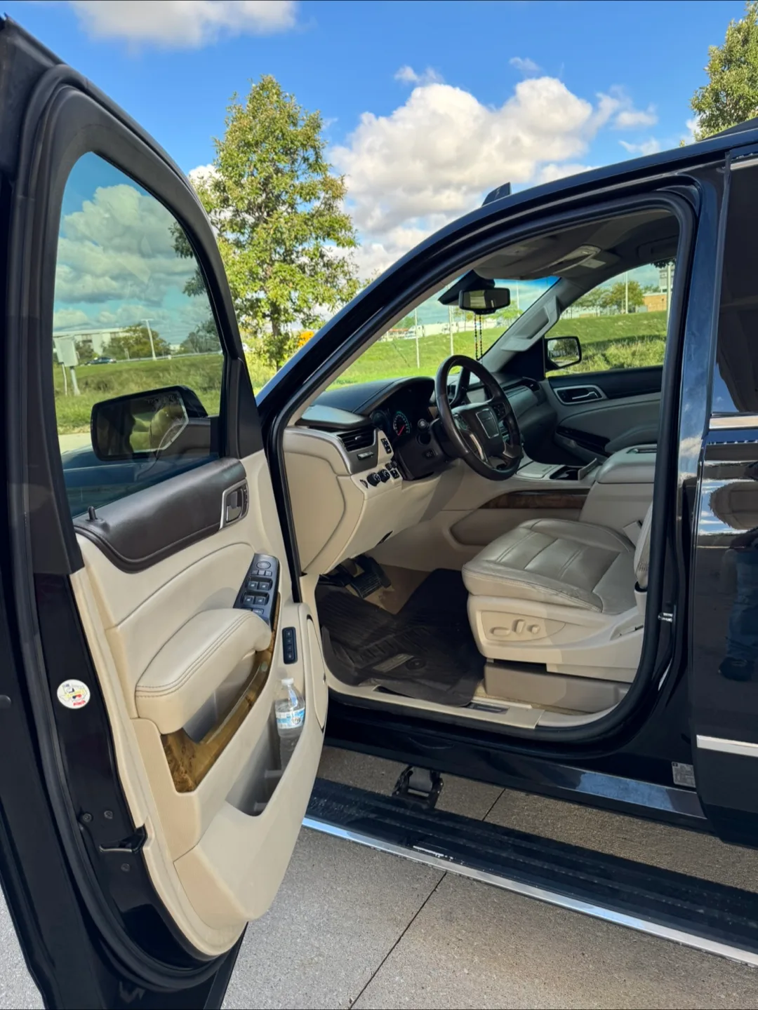 2017 GMC Yukon Denali · Sport Utility 4D image indicator(5)