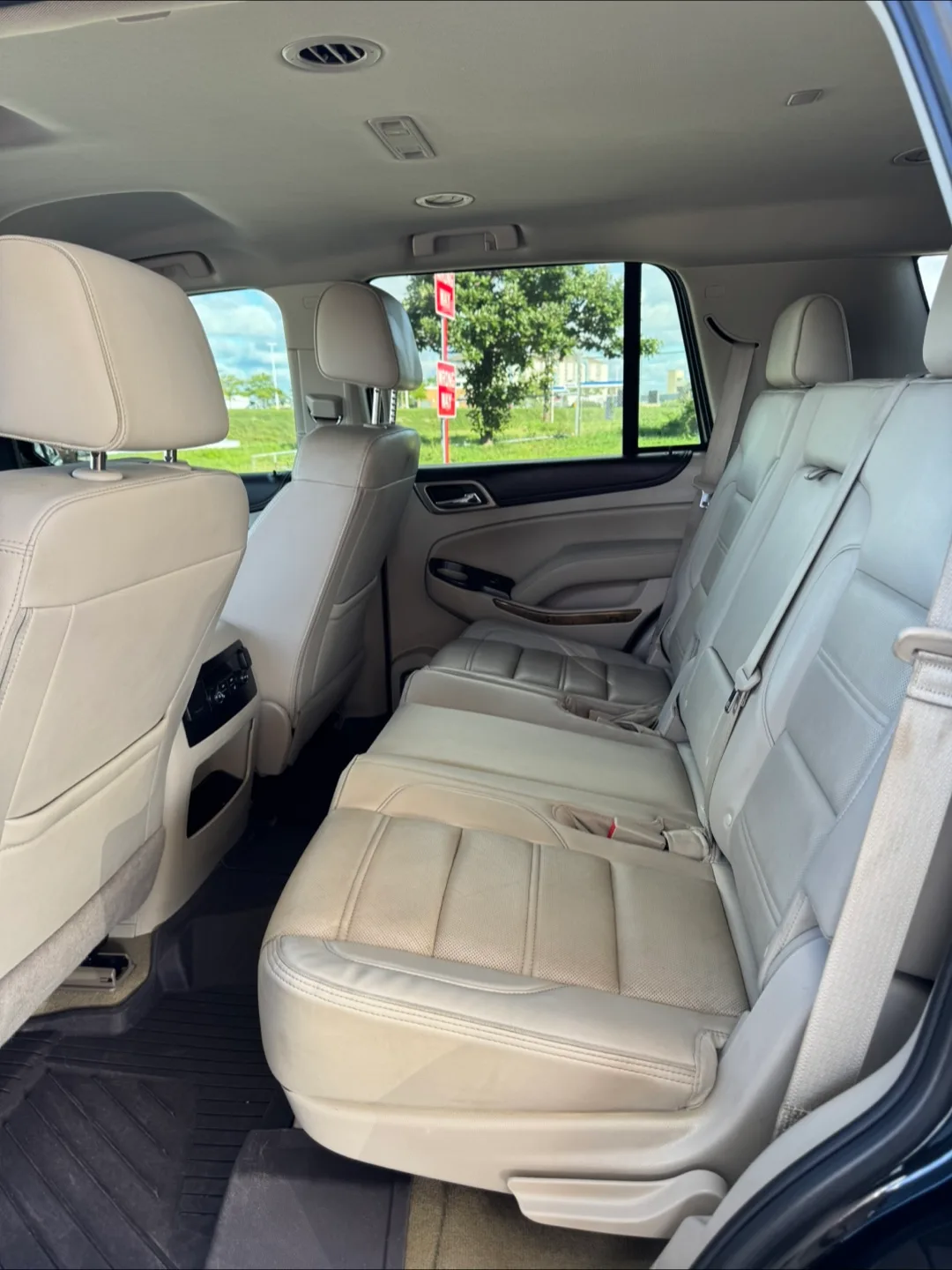 2017 GMC Yukon Denali · Sport Utility 4D image indicator(6)