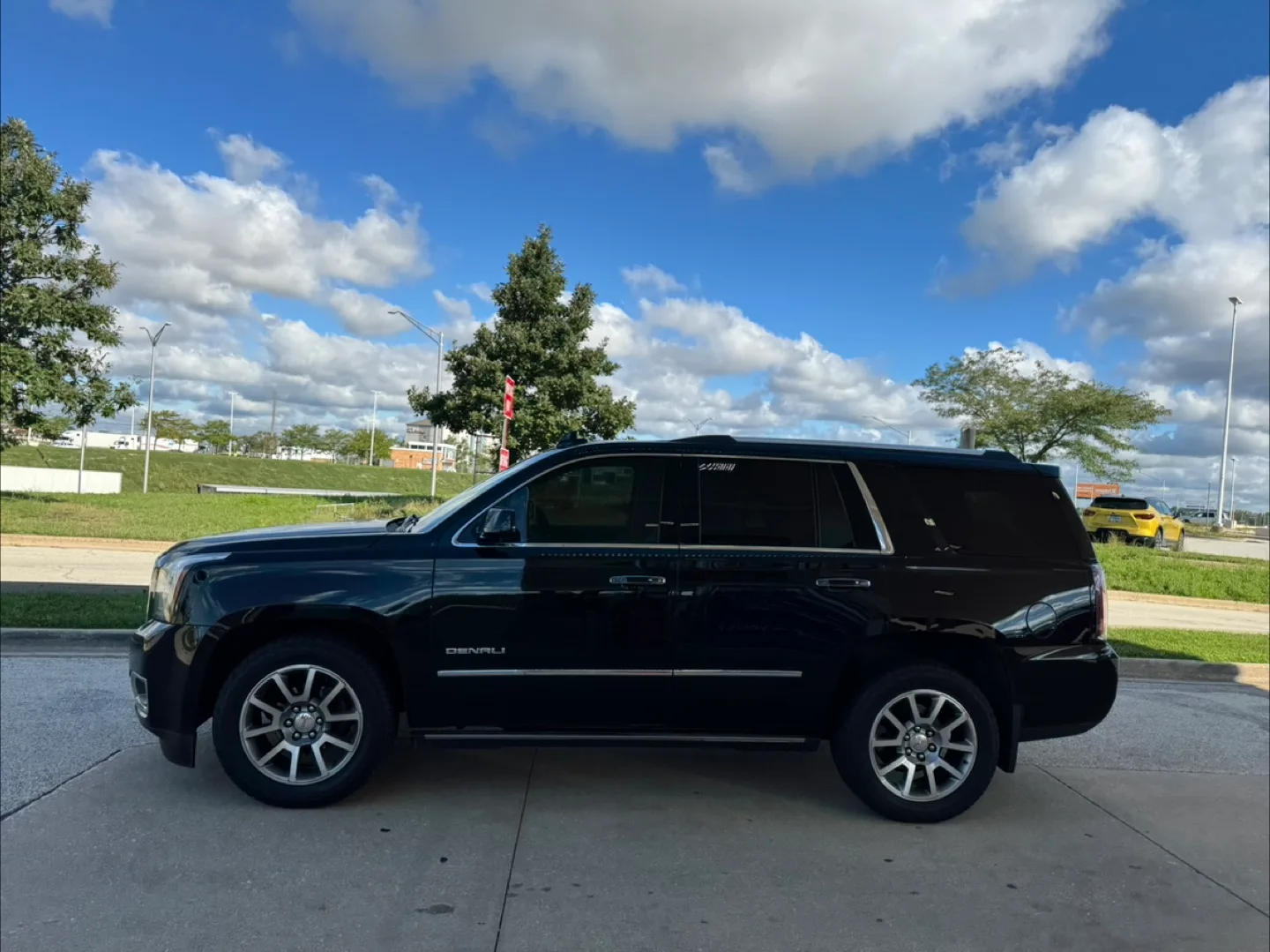 2017 GMC Yukon Denali · Sport Utility 4D image indicator(4)