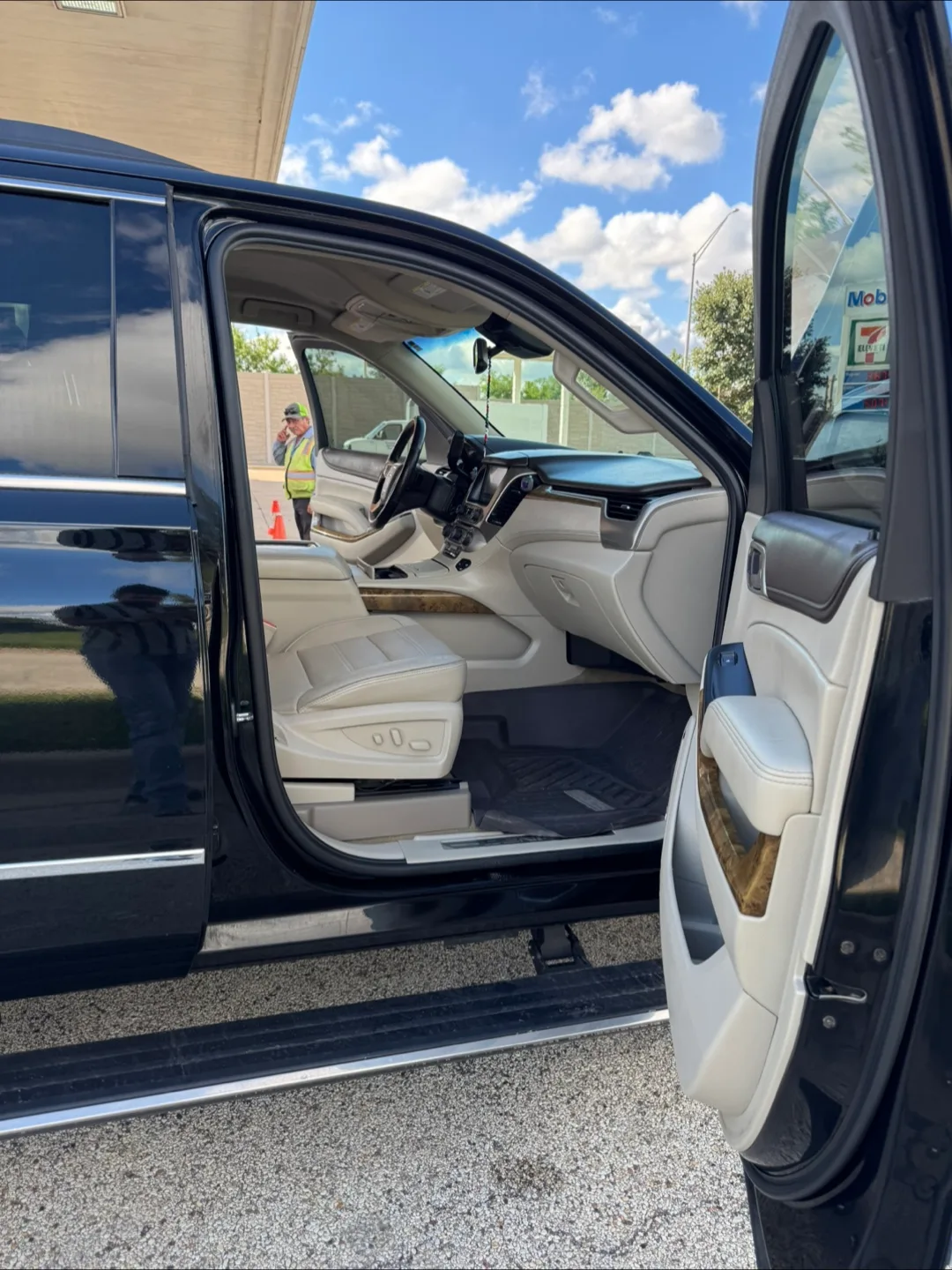 2017 GMC Yukon Denali · Sport Utility 4D image indicator(8)