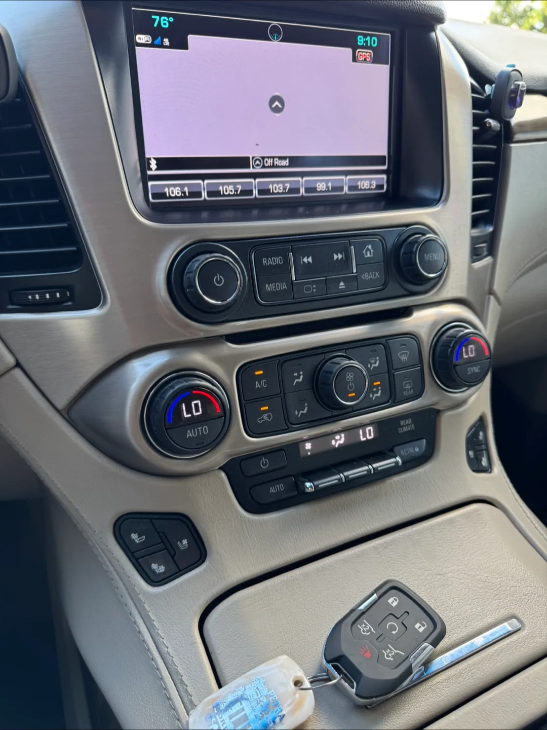 2017 GMC Yukon Denali · Sport Utility 4D image indicator(9)