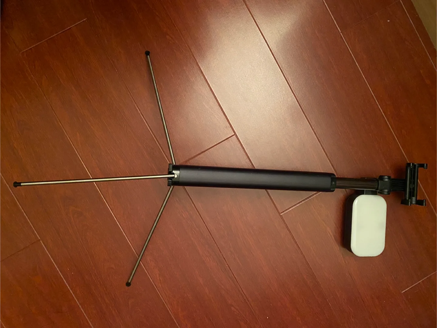 Selfie Stick Tripod with LED Fill Light image indicator(7)